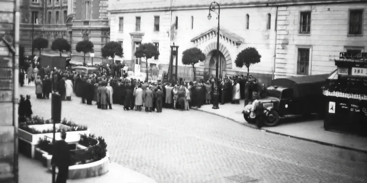 Portal des Gefängnisses in Versailles - aufgenommen anlässlich der Hinrichtung von Eugen Weidmann