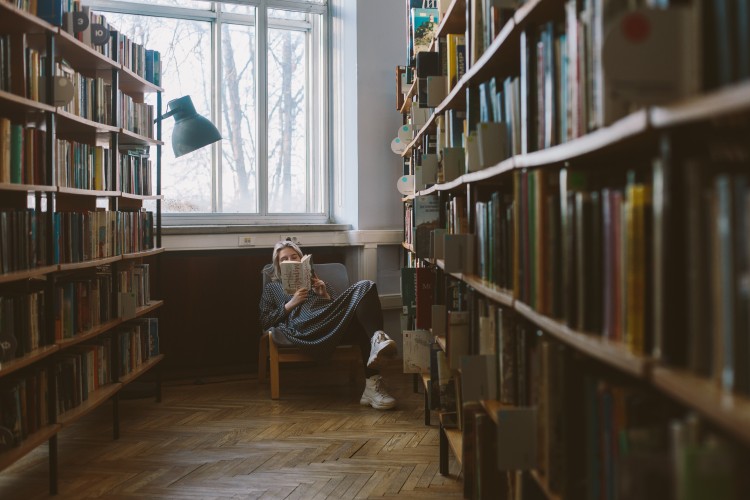 Frau, die Buch liest Frau, die Buch liest