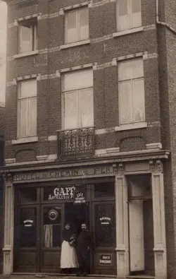 »Hôtel du Chemin de Fer« am
Gare de Londoz in Lüttich in der Rue Lobotte – Bildnachweis: Public Domain »Hôtel du Chemin de Fer« am
Gare de Londoz in Lüttich in der Rue Lobotte – Bildnachweis: Public Domain