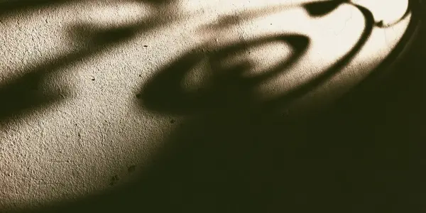 Schattenspiel in der Tordurchfahrt