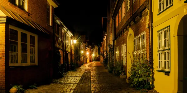 Stille Gasse bei Nacht