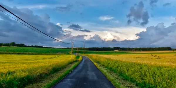 Route de campagne au soir sous une éclaircie Route de campagne au soir sous une éclaircie